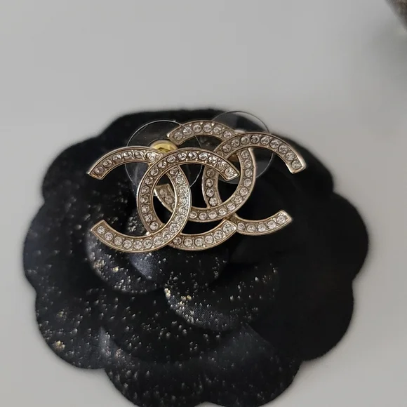 🦋Chanel🦋 CC Stud Earrings - Picture 8 of 10